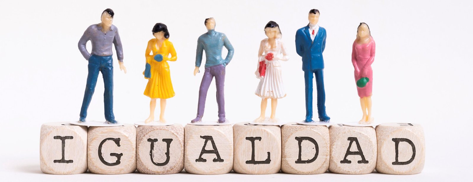 igualdad-escrita-cubos-madera-personas-arriba-1